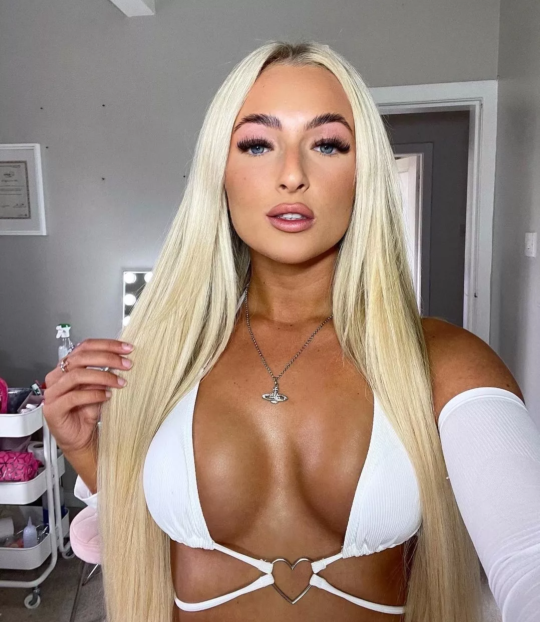 blonde bimbo