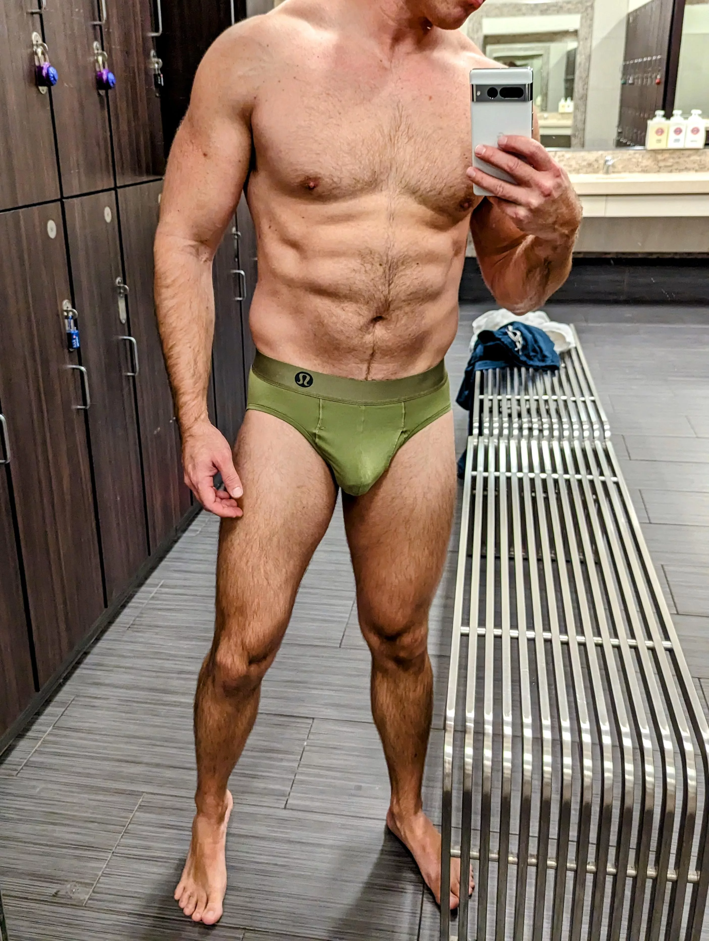 Busy gym, but nothing can hide this bulge