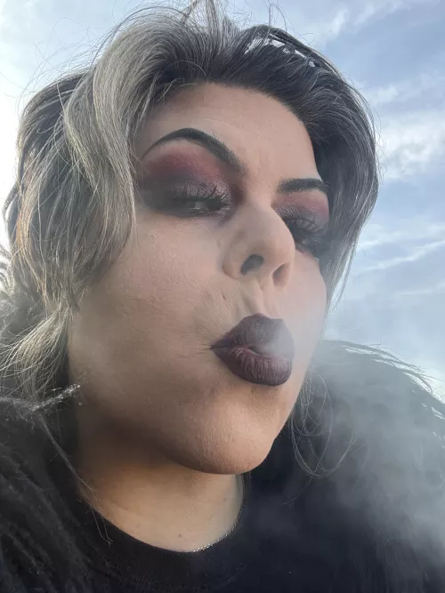 Dark lips and creamy white smoke💋