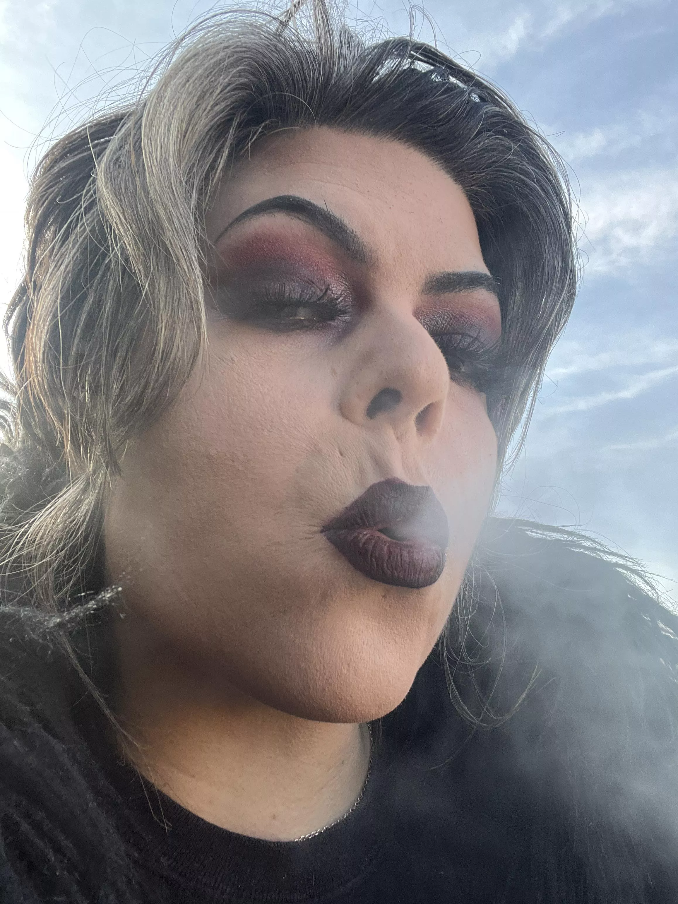 Dark lips and creamy white smoke💋