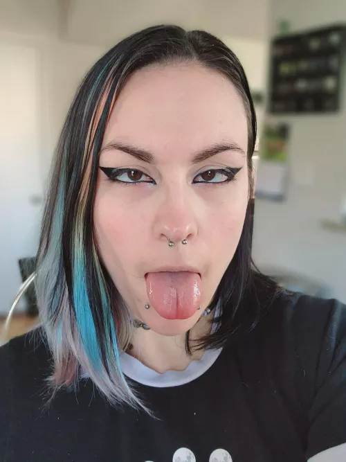 Her makeup and hair too unhhgfffff