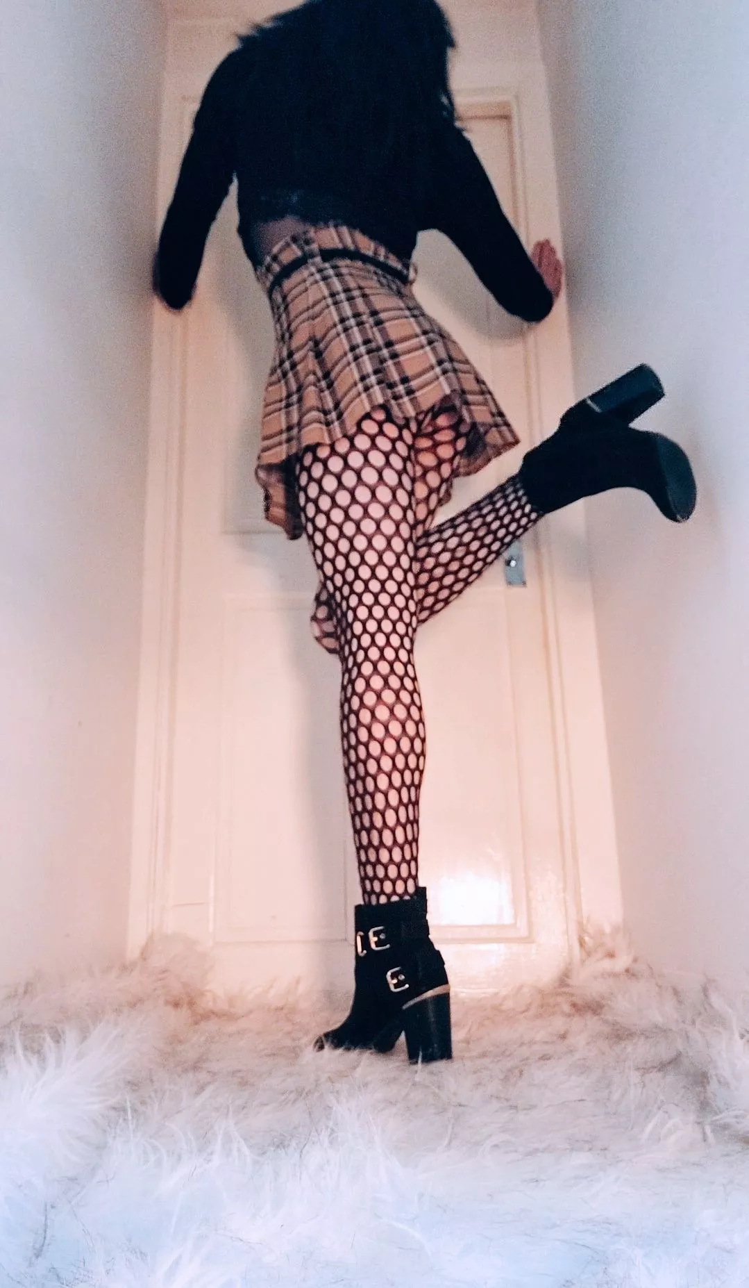 Hiii 💋 me and my fishnets are new here 🖤