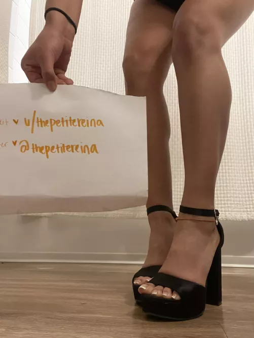 Hiii y’all! I’m the new girl on Reddit, thought I’d introduce myself ❤️ im a latina uni student who loves tennis, the gym, & eating 😈 did I mention I’m petite? To show appreciation for my feetsie community, Top comment in the next 48hr