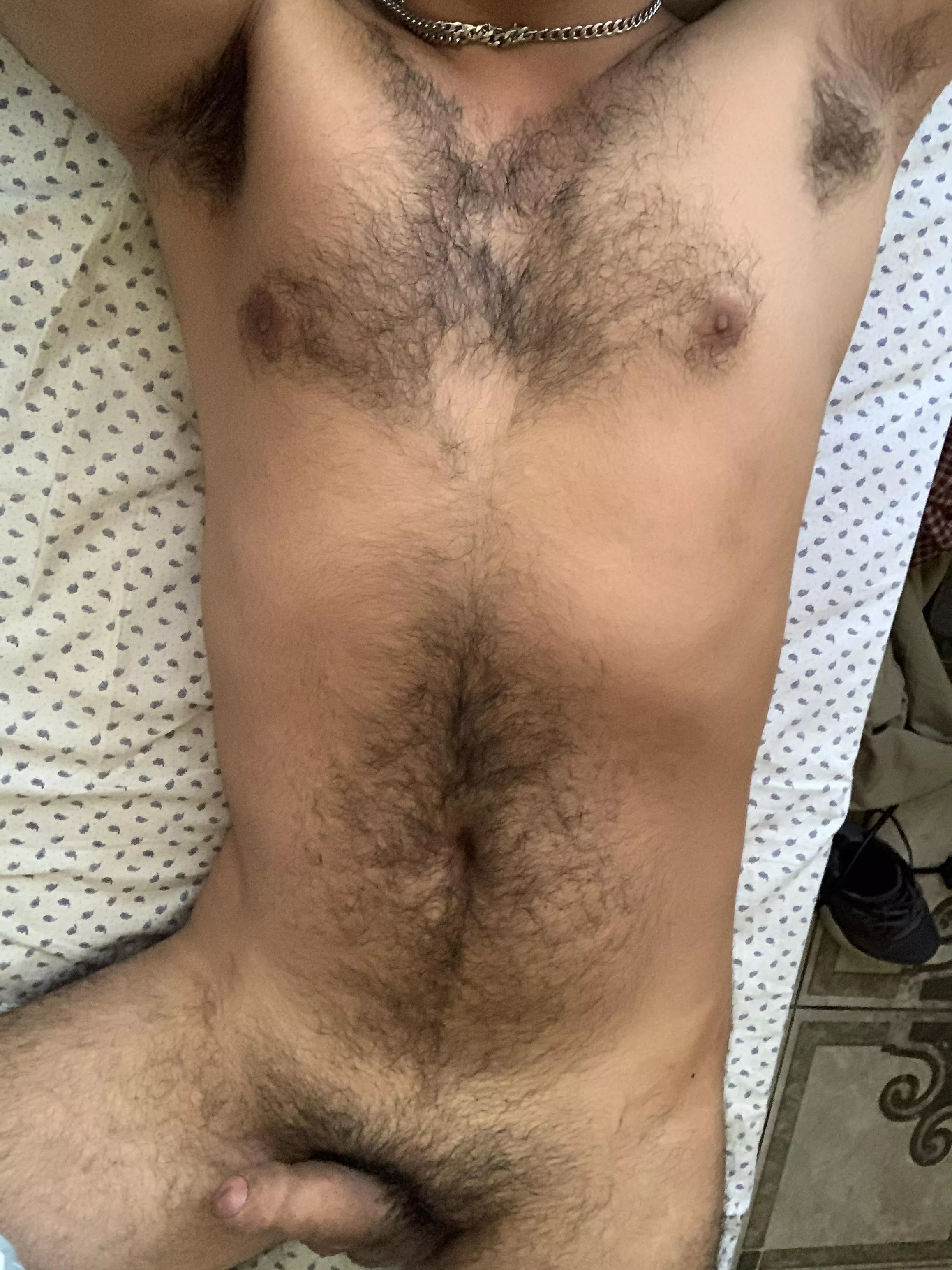 I can't wake up yet, love my bed, it would be better with another hairy beside me🥰