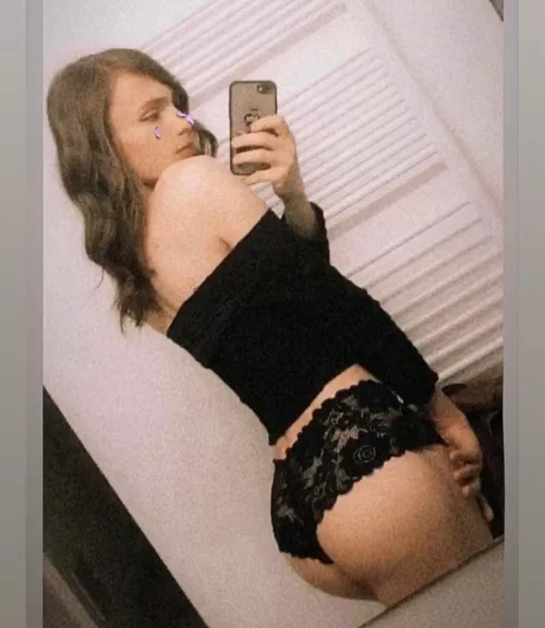 I wish someone was behind me 🥺👉👈