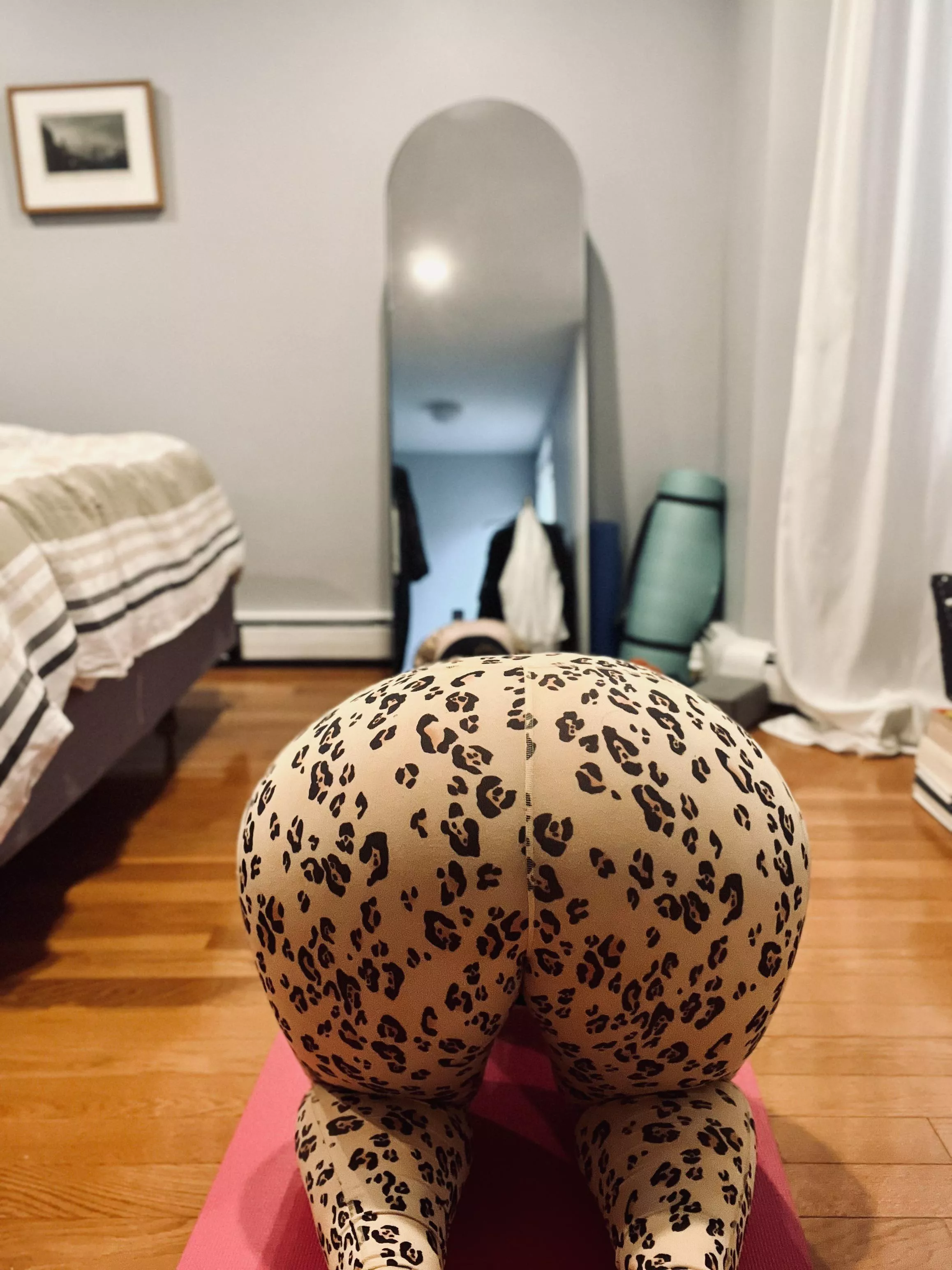 Love the stretch with this pair🐆