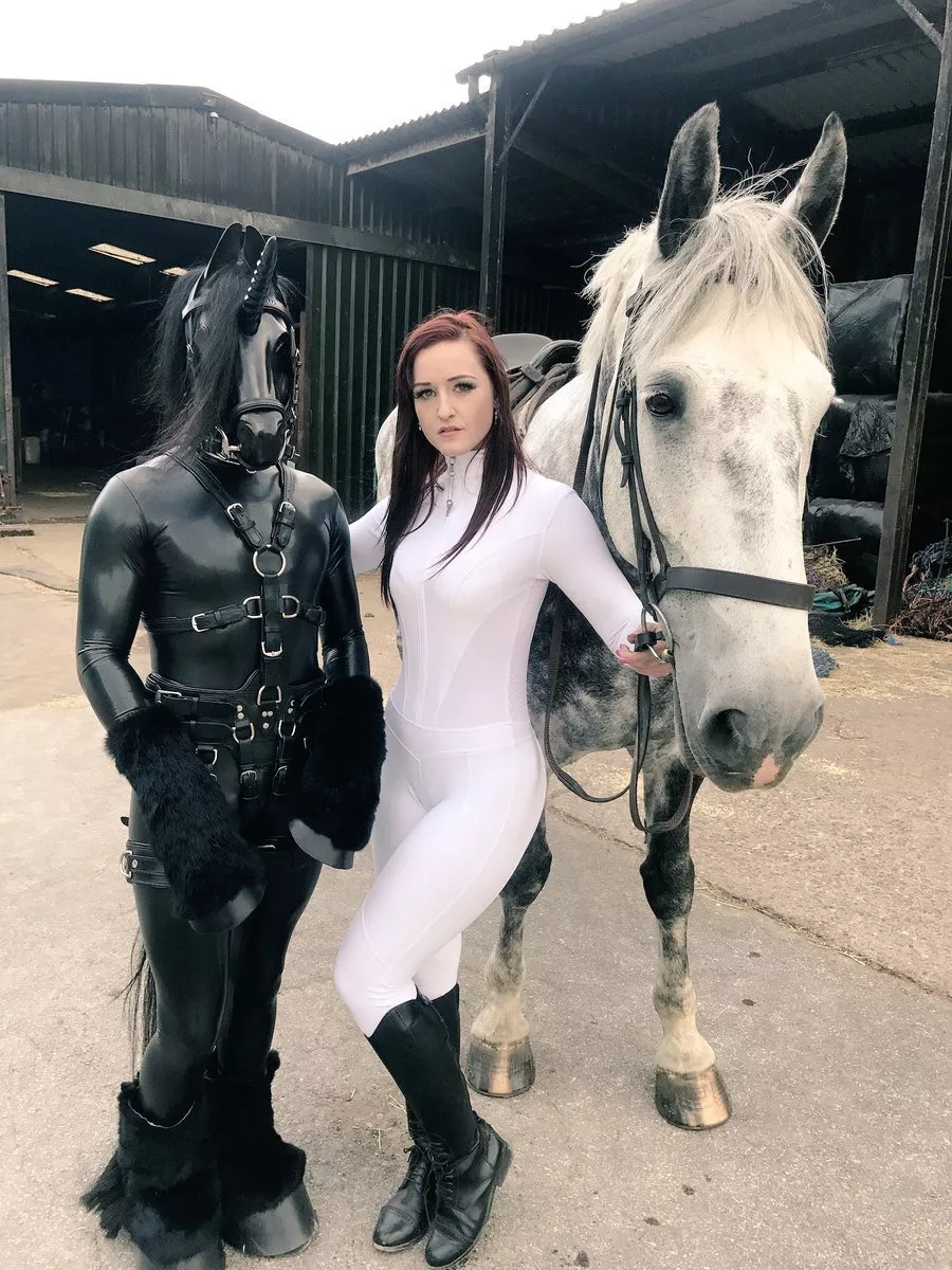 Mistress Vivienne l’Amour and her ponies