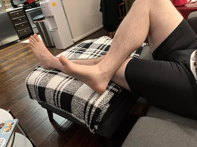 Need a good boy for a good licking 😏👌🏽🦶🏼