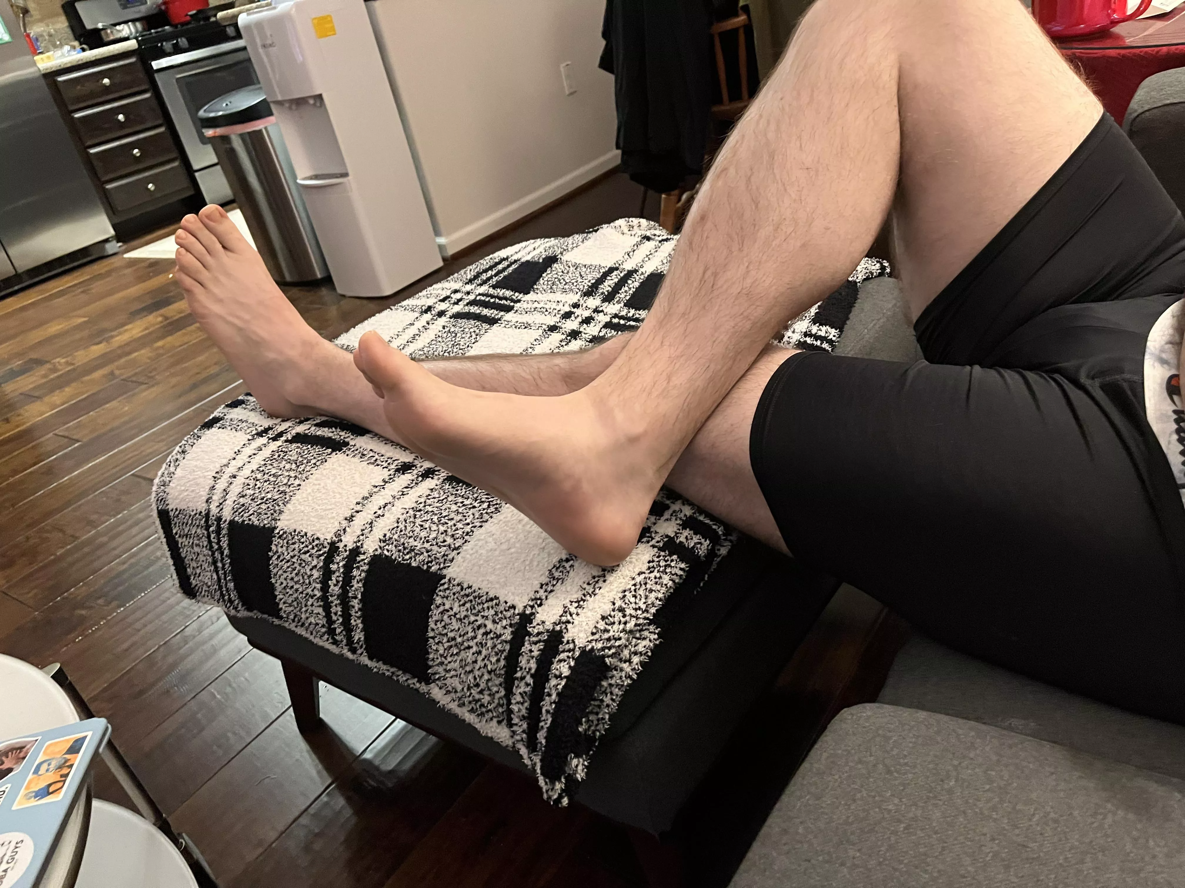 Need a good boy for a good licking 😏👌🏽🦶🏼