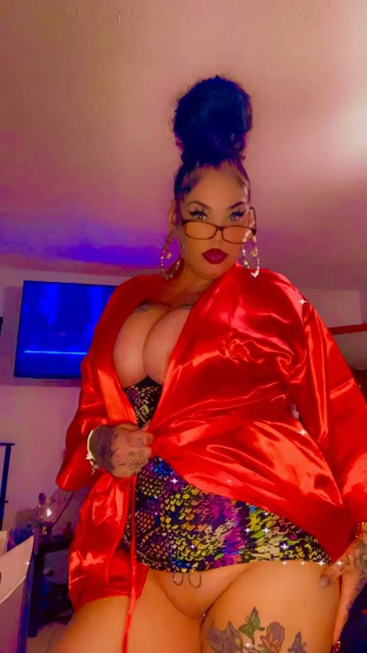 Sexy Puerto Rican cougar looking to pounce!