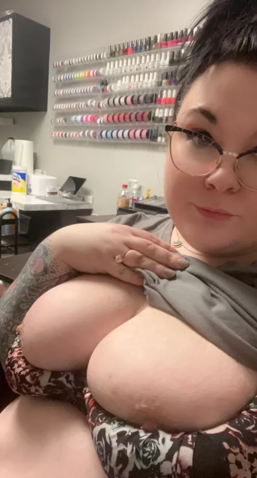 Ssbbw flashes at the nail salon 💅