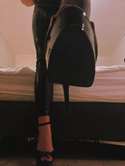 These heels are made for worshipping 😈