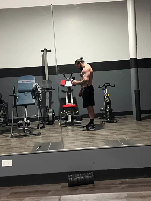 This is the first selfie I’m posting publicly after years of being insecure about my looks. I guess I’m finally recovering from a long depression cause I think I look ok in it.🙏😍