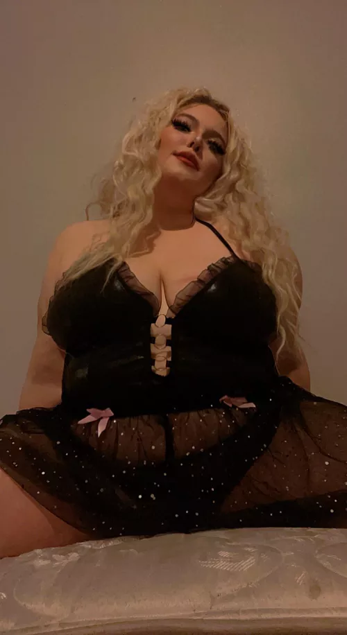 This thick goddess is waiting for you ☺️😍