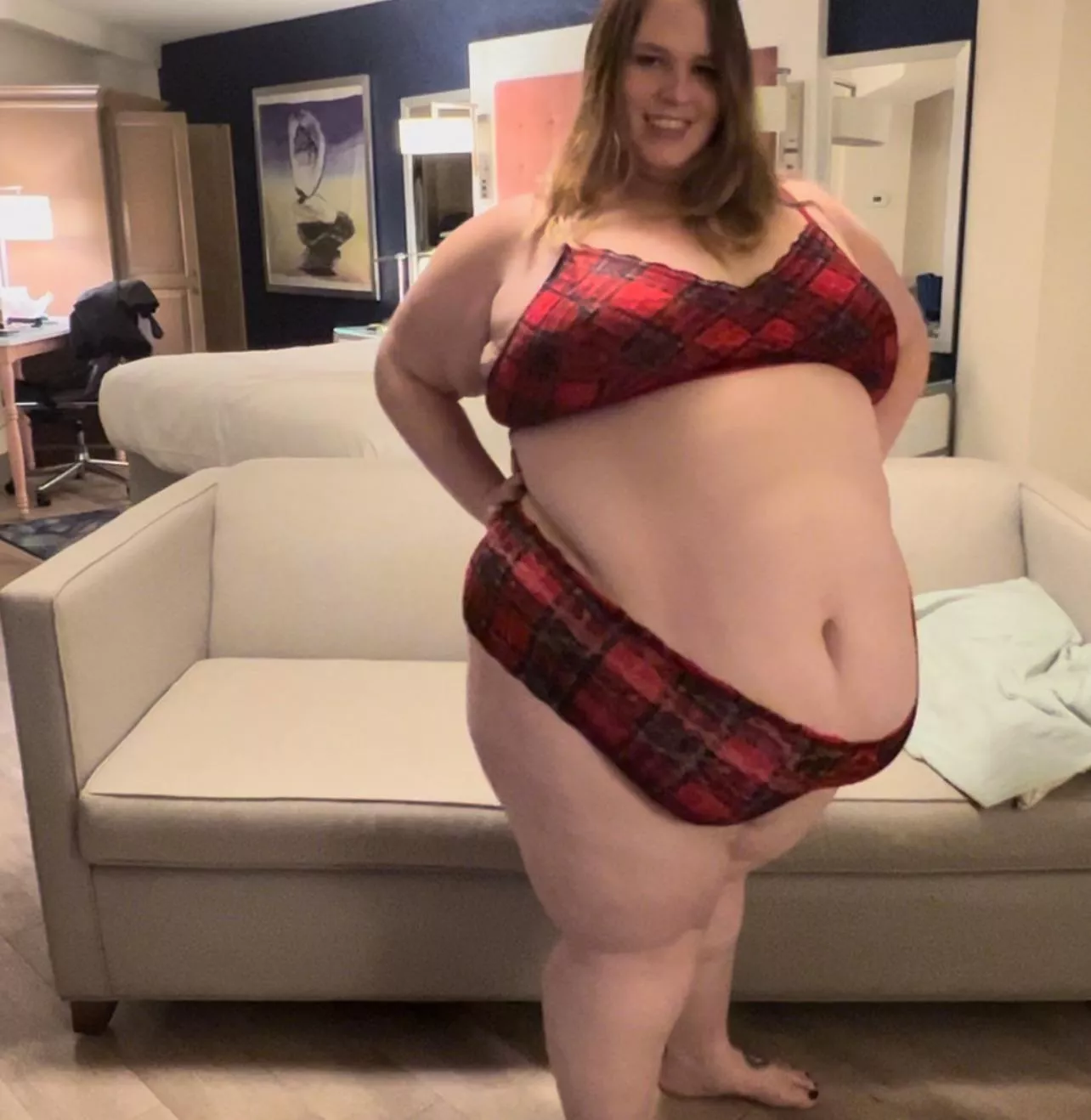 Those panties are barely staying above that belly 😍🤤😍