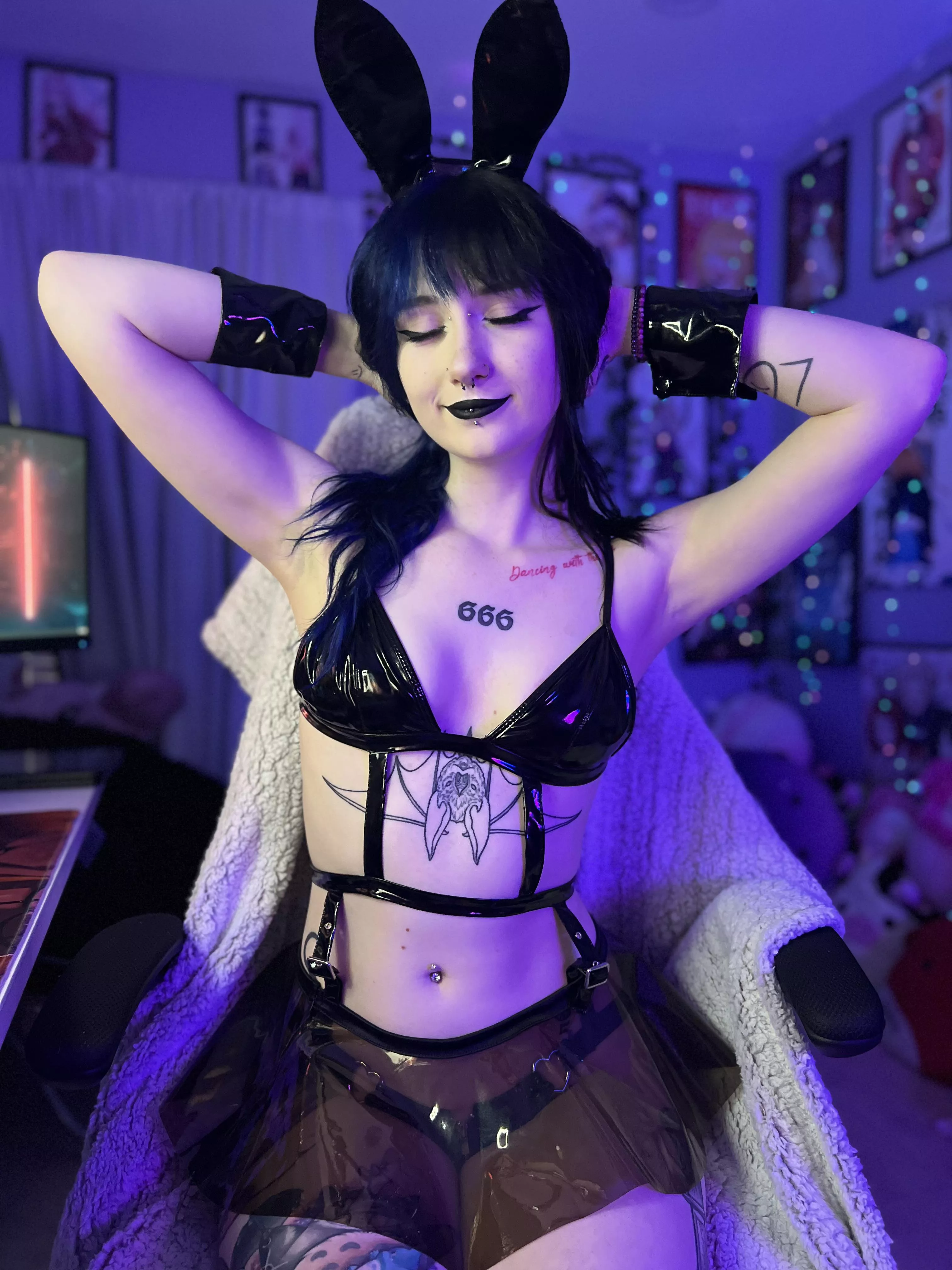 tryna game >.< or b desk support?