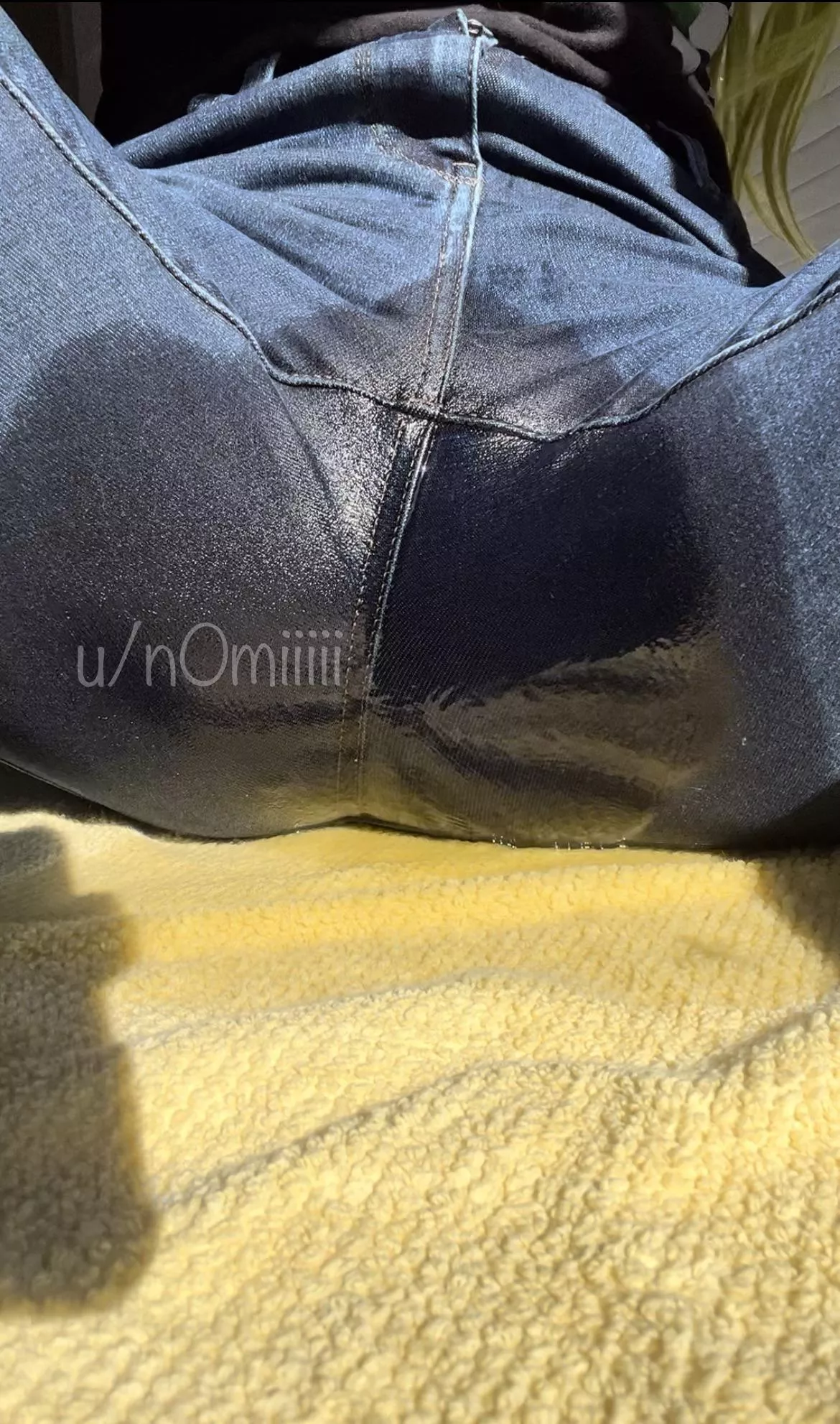 want to feel the hot pee soaking my jeans?