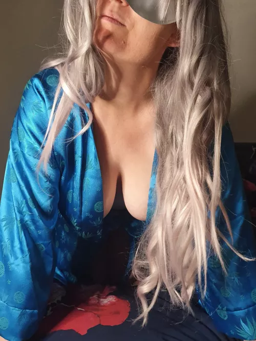 Who dears me to open the door to the postman like this!