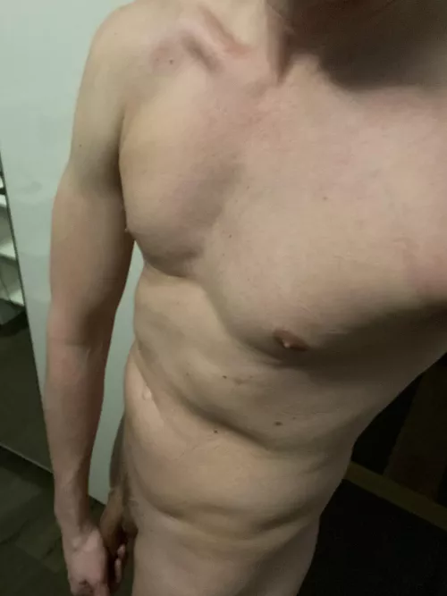 35 years old fit guy with a daddy look. Looking for hot/fit guys that show off face and body. Add me @hellogayguyss