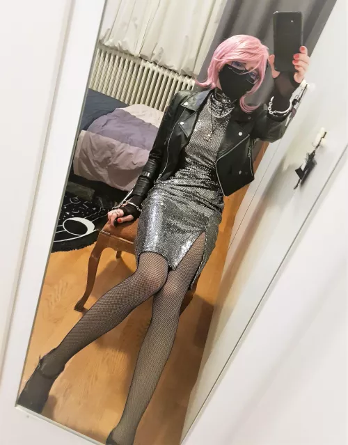 A bit different than my usual styles but I love this silver dress, so I will probably post a few more pictures of it 🤍