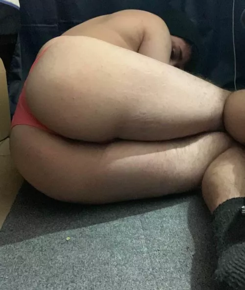 Anyone wanna play with my butt :)?