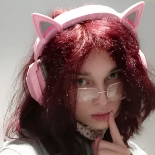 Ask me anything<3 (she/her, 18)