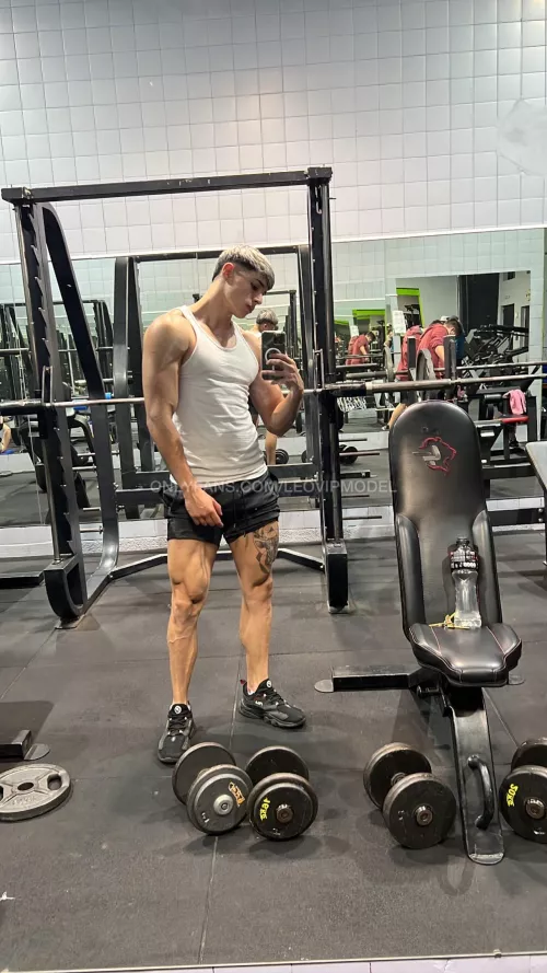 Do you like my arm muscles? 💪🏻🔥