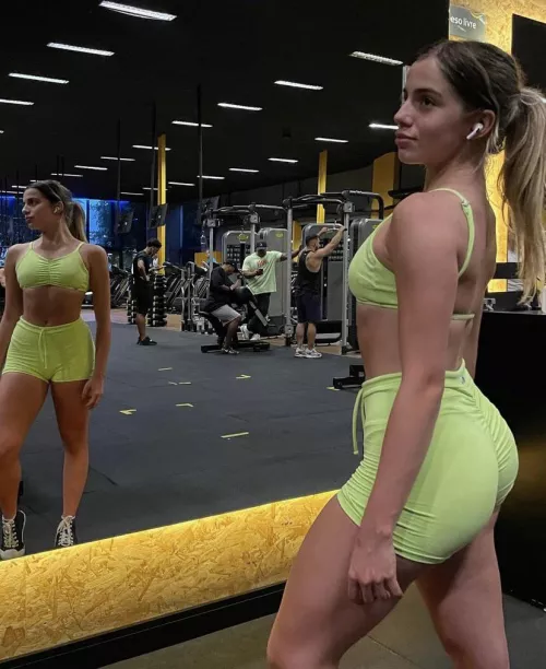 [F] 21. Today at the gym. How do I look? 🥰