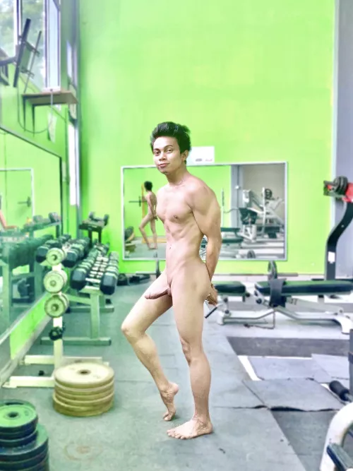 Flexing in my gym wear~