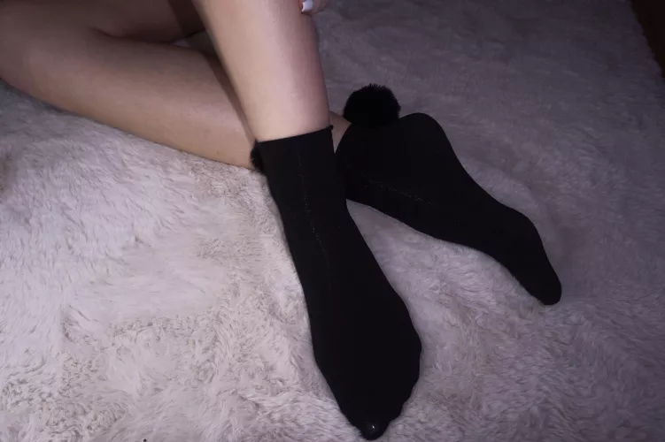 Getting cosy after a strong day of teaching the kids 👩🏻‍🏫🤫 could you help me relax? Maybe give me a footmassage?