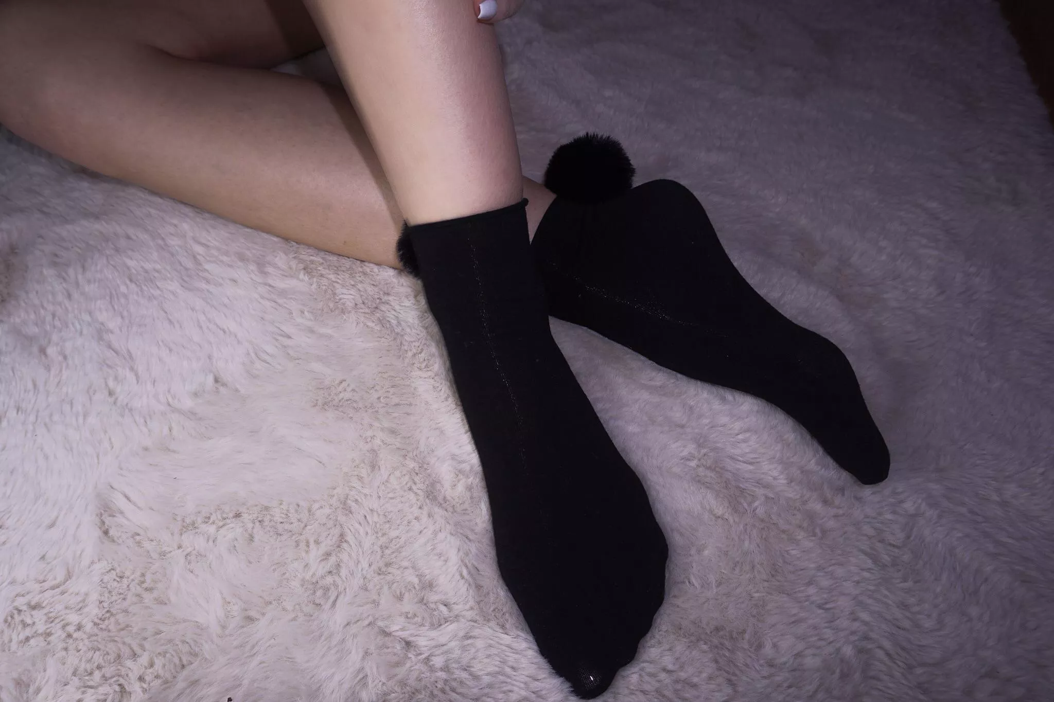 Getting cosy after a strong day of teaching the kids 👩🏻‍🏫🤫 could you help me relax? Maybe give me a footmassage?