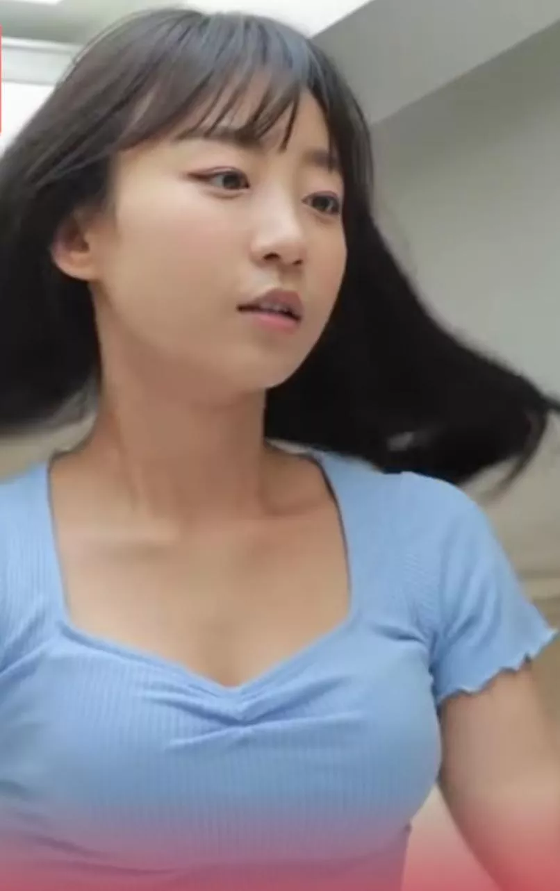 Guys anyone knows whos she?