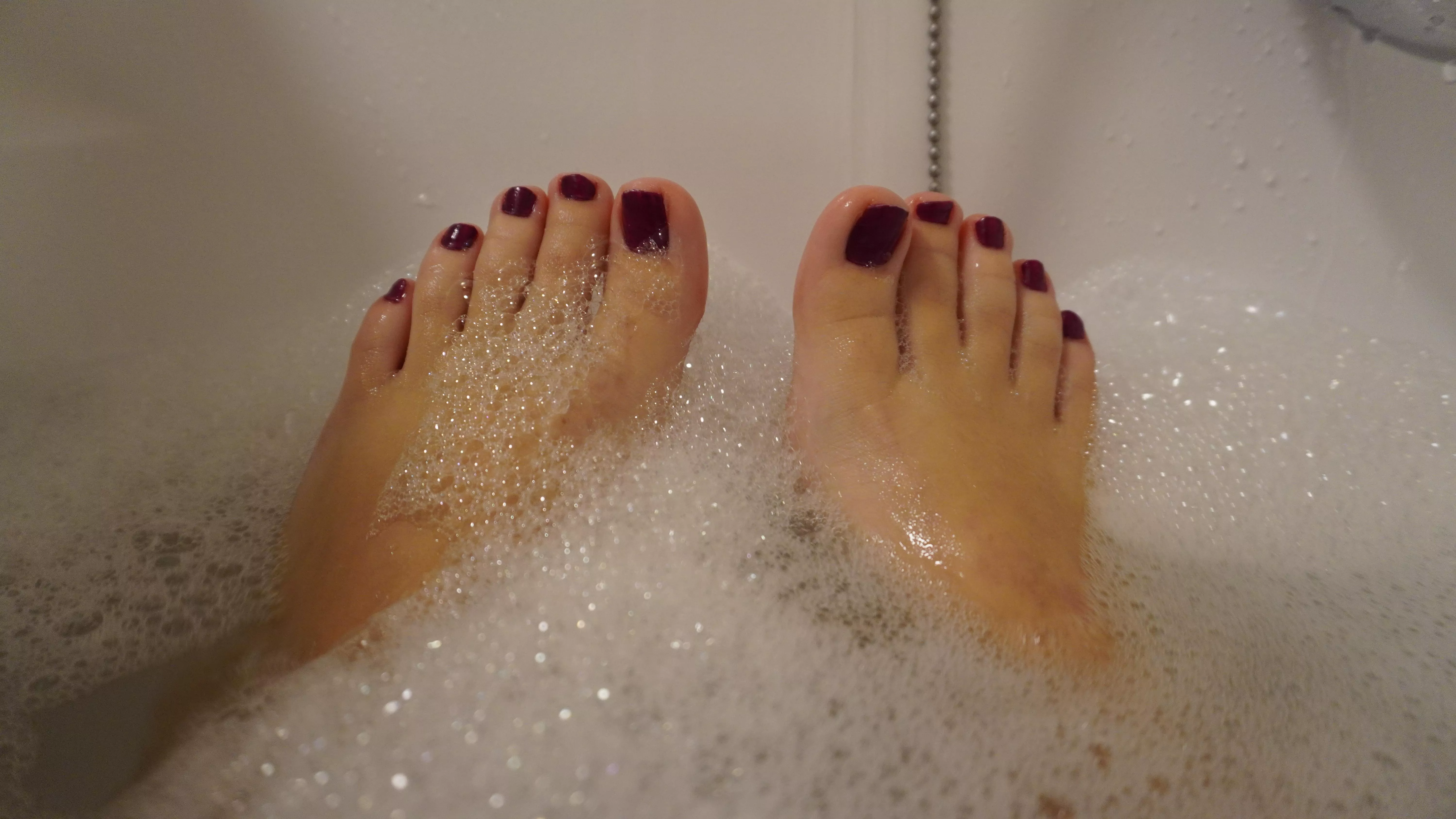 happy toes bathing in foam