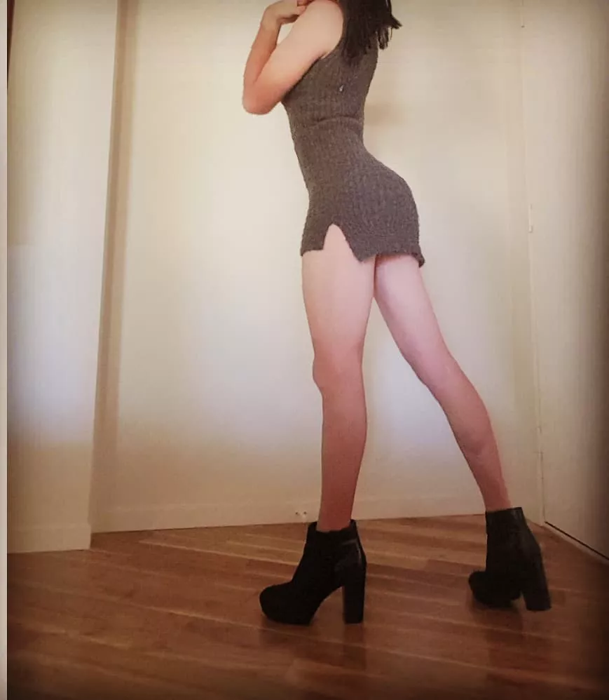 I swear my legs make me look tall. I'm not 😐