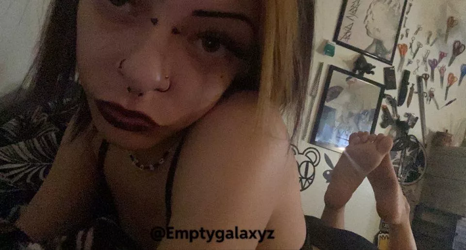 I wanna give you a face massage with my feet’s 🥺👣