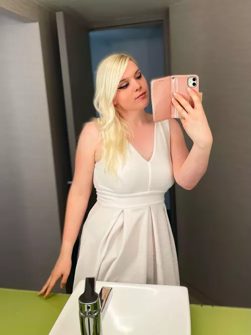 Just a curvy lil femboy 🎀