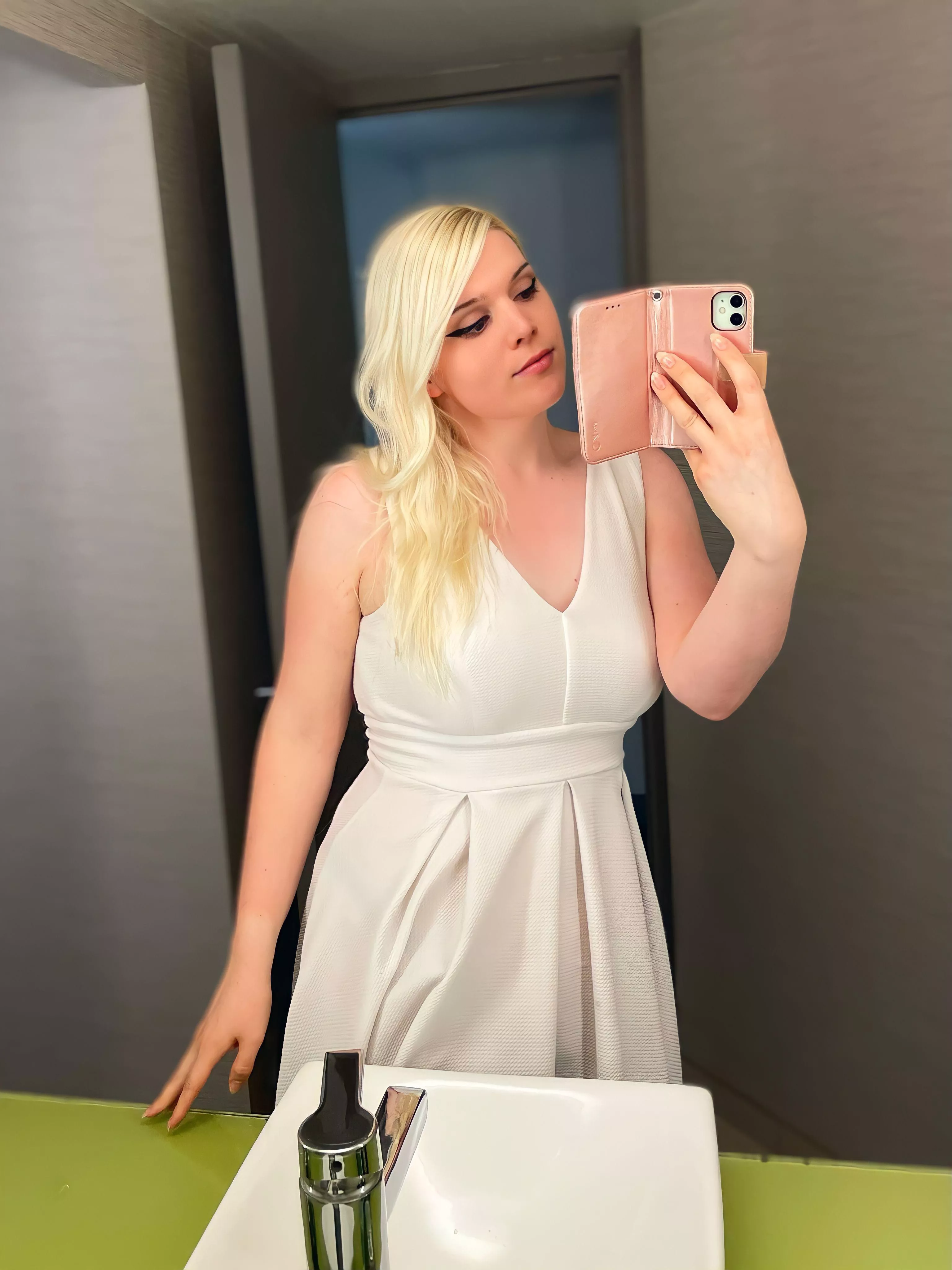 Just a curvy lil femboy 🎀