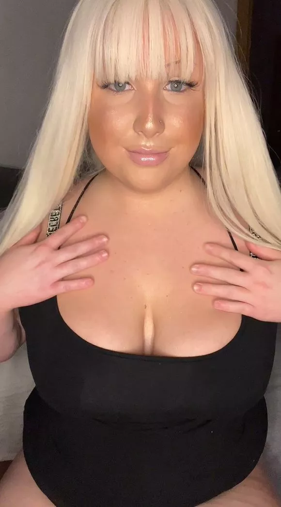 Let me suck that c*ck and blow that thick c*m on my chest