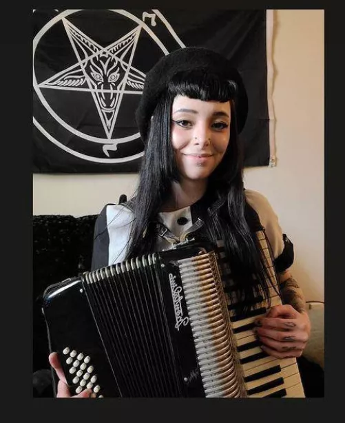 Looking for someone here [domme]