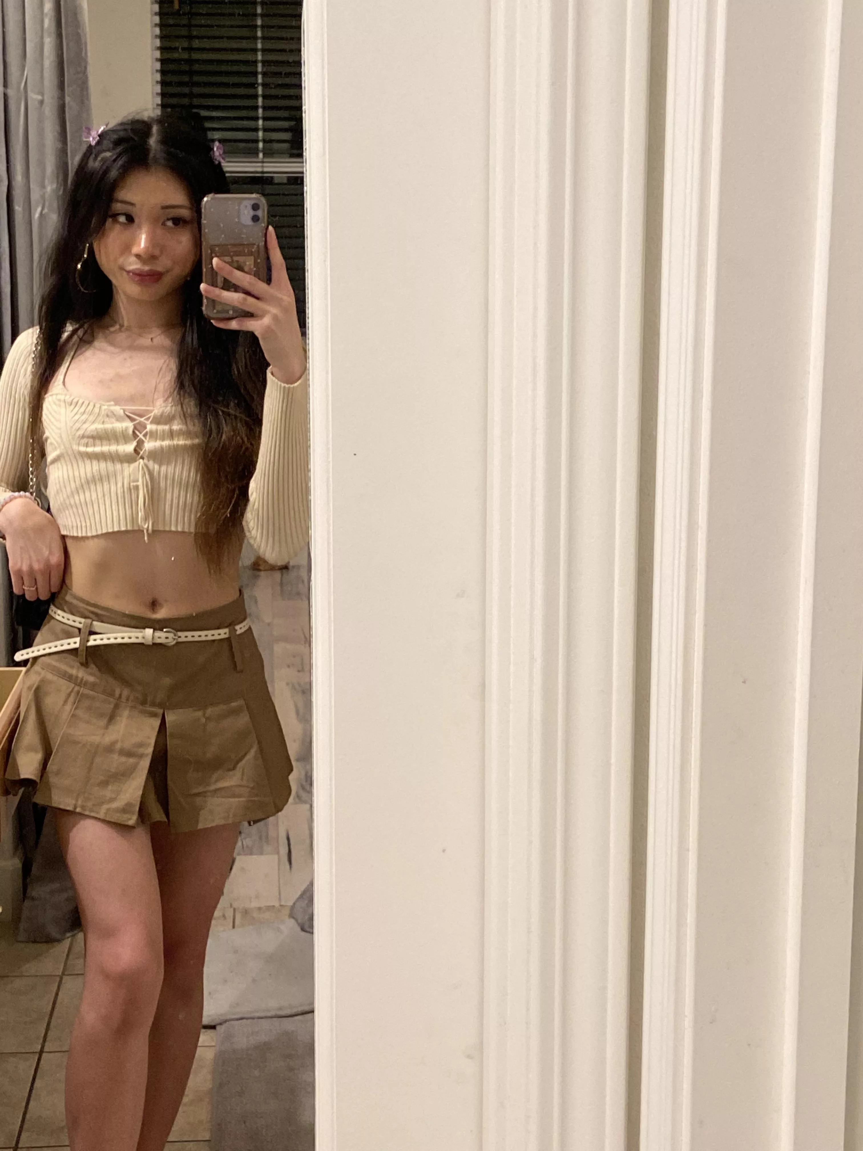 mini skirt a lil wrinkly