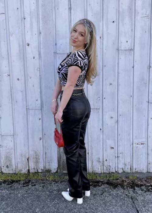 Mistress in leather pants