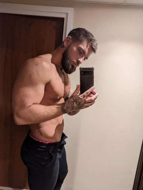 My arms were popping out of my shirt so I had to take it off 😜