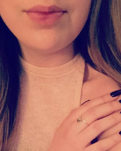 My wife takes pride in being bruised up from her mouth being used like a fuck toy? Who else wants a turn with her slutty mouth? 👅🥵