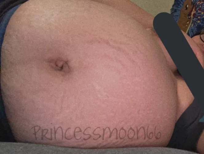 Pinned down to the bed by my huge pregnant belly 🥰❤️