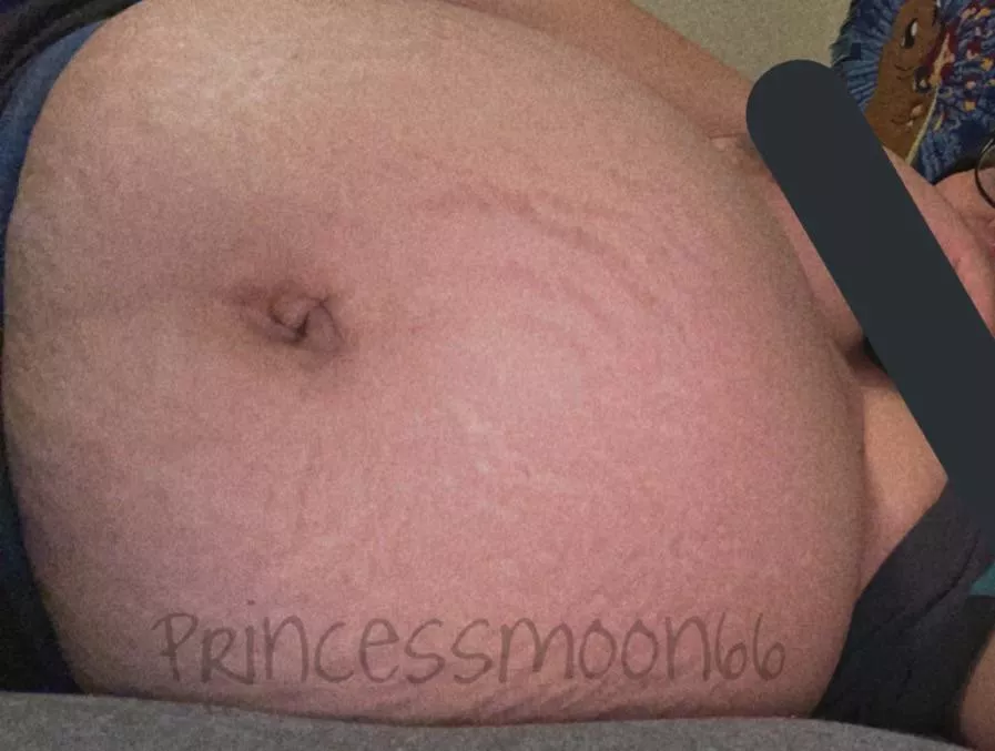 Pinned down to the bed by my huge pregnant belly 🥰❤️