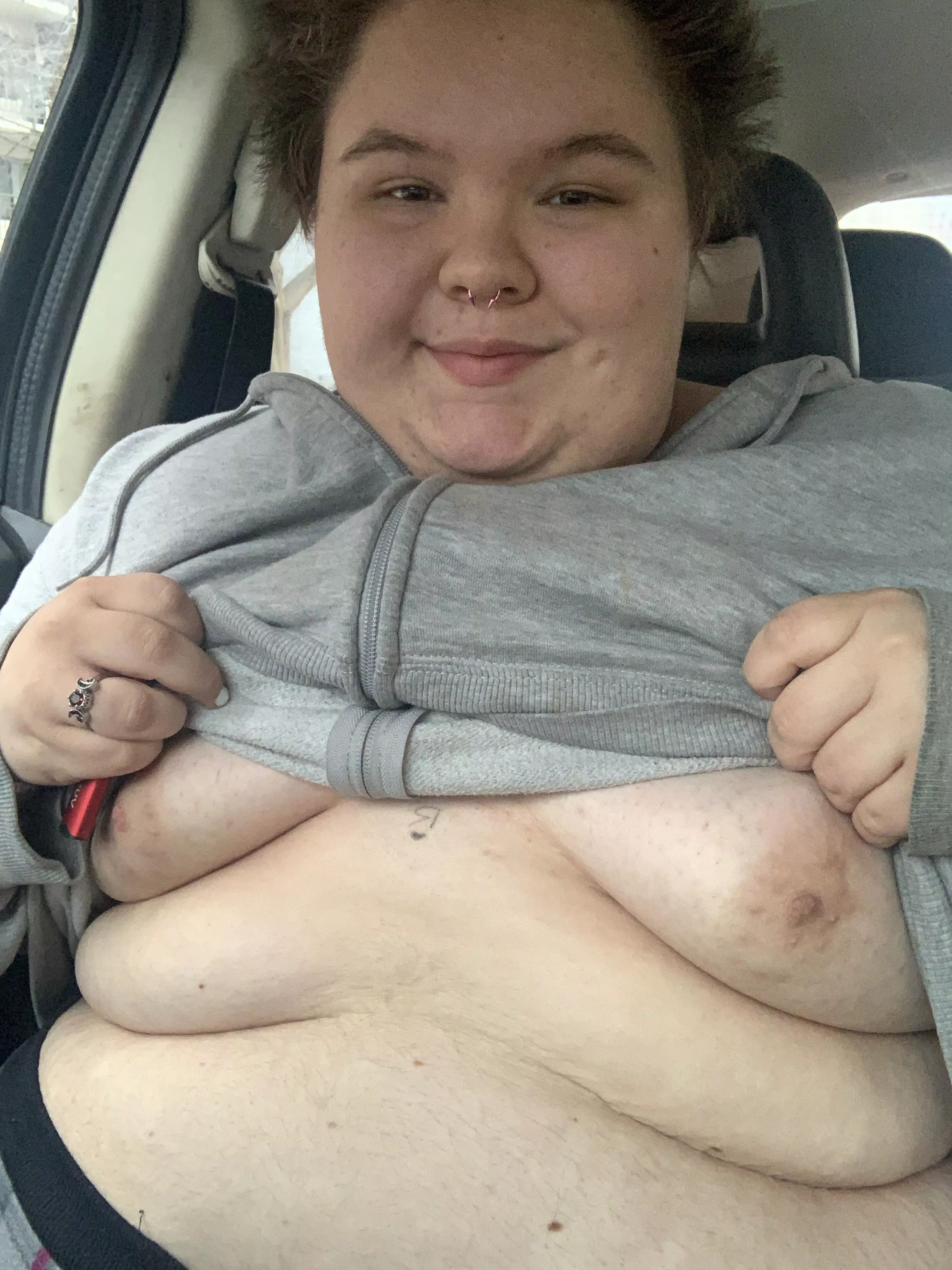 Quick titty pic in the car 😅
