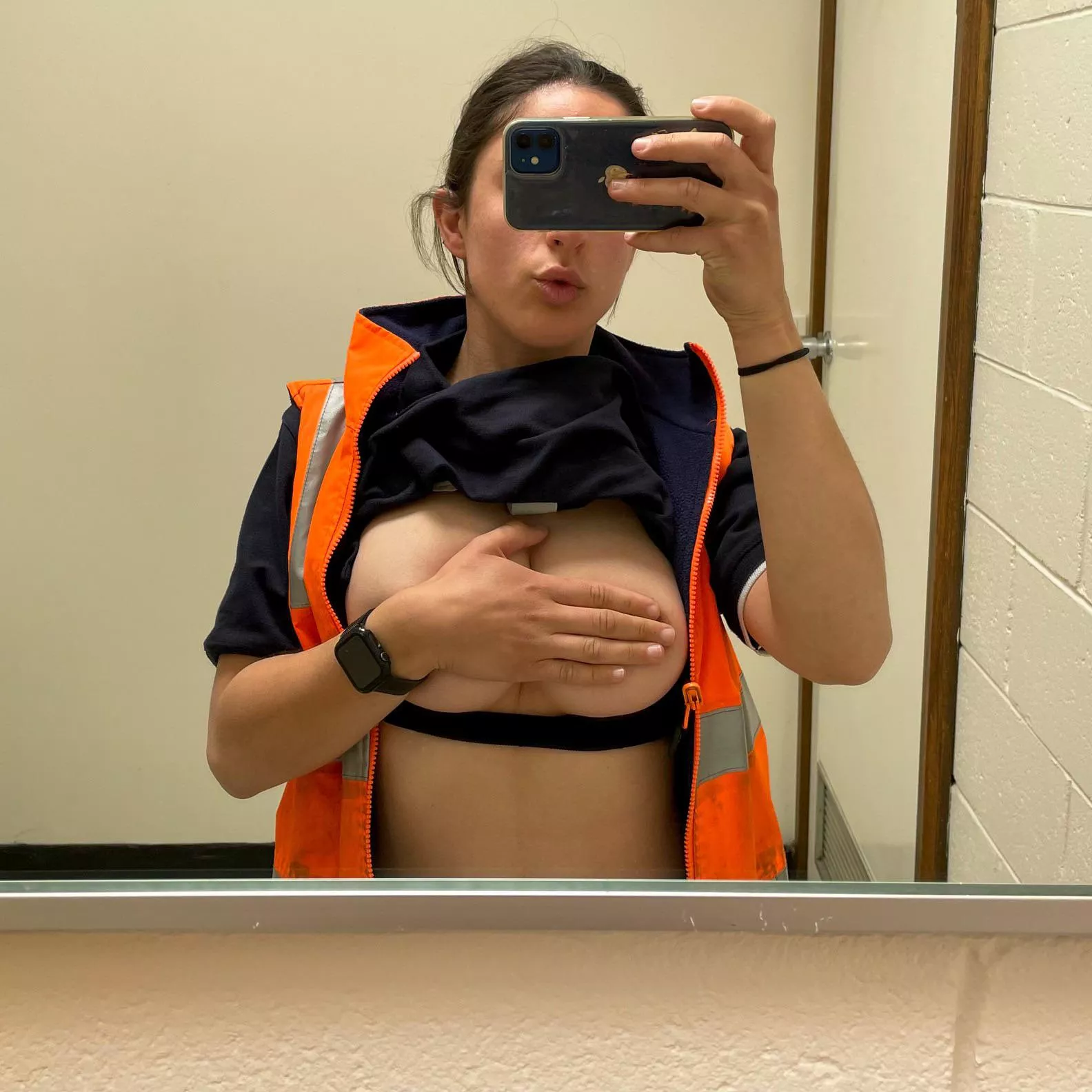 Something a little different 🤪 spicy tradie lady with a free page anyone? 👅