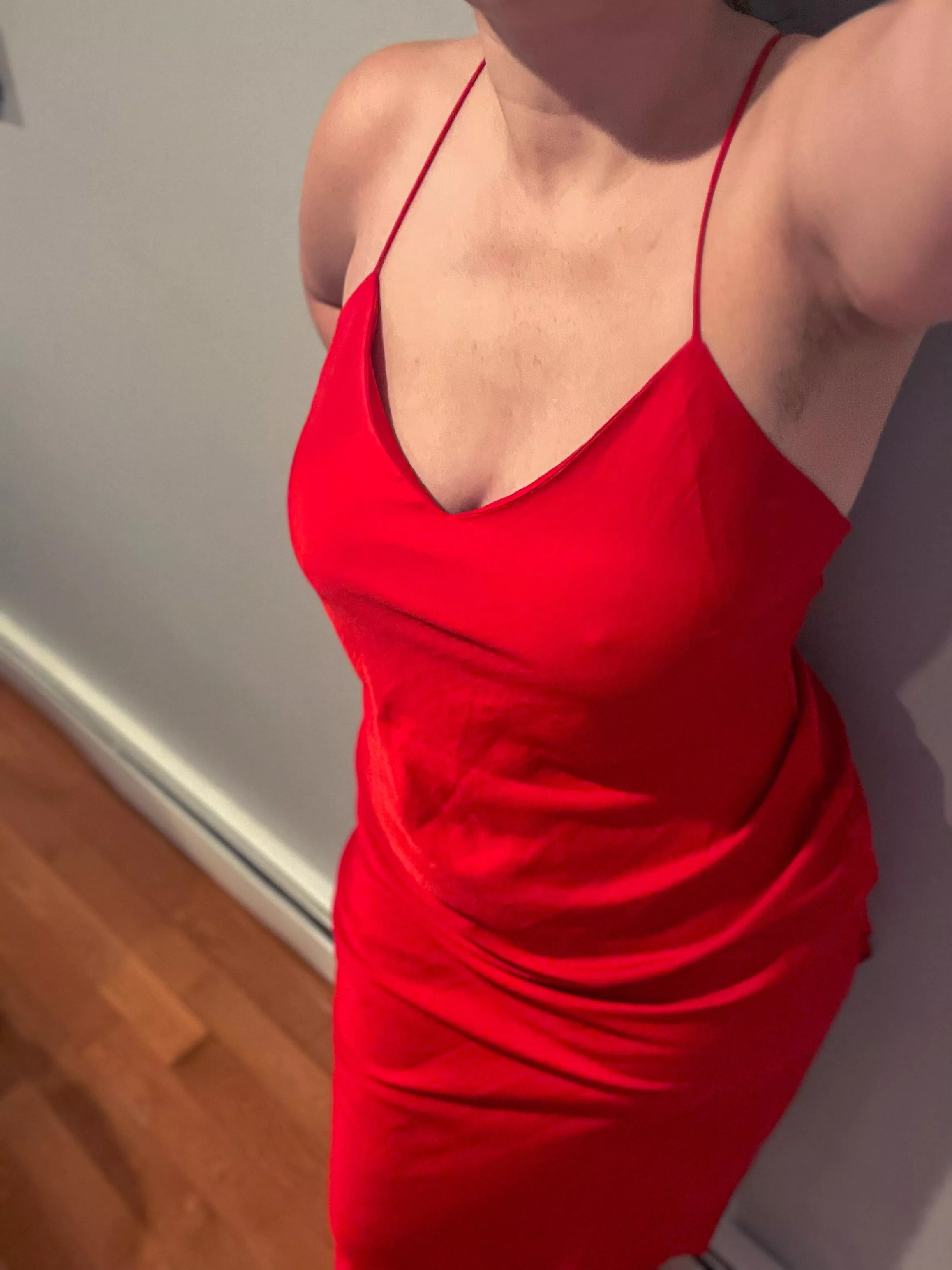 There’s no way I was wearing a bra with this dress💋