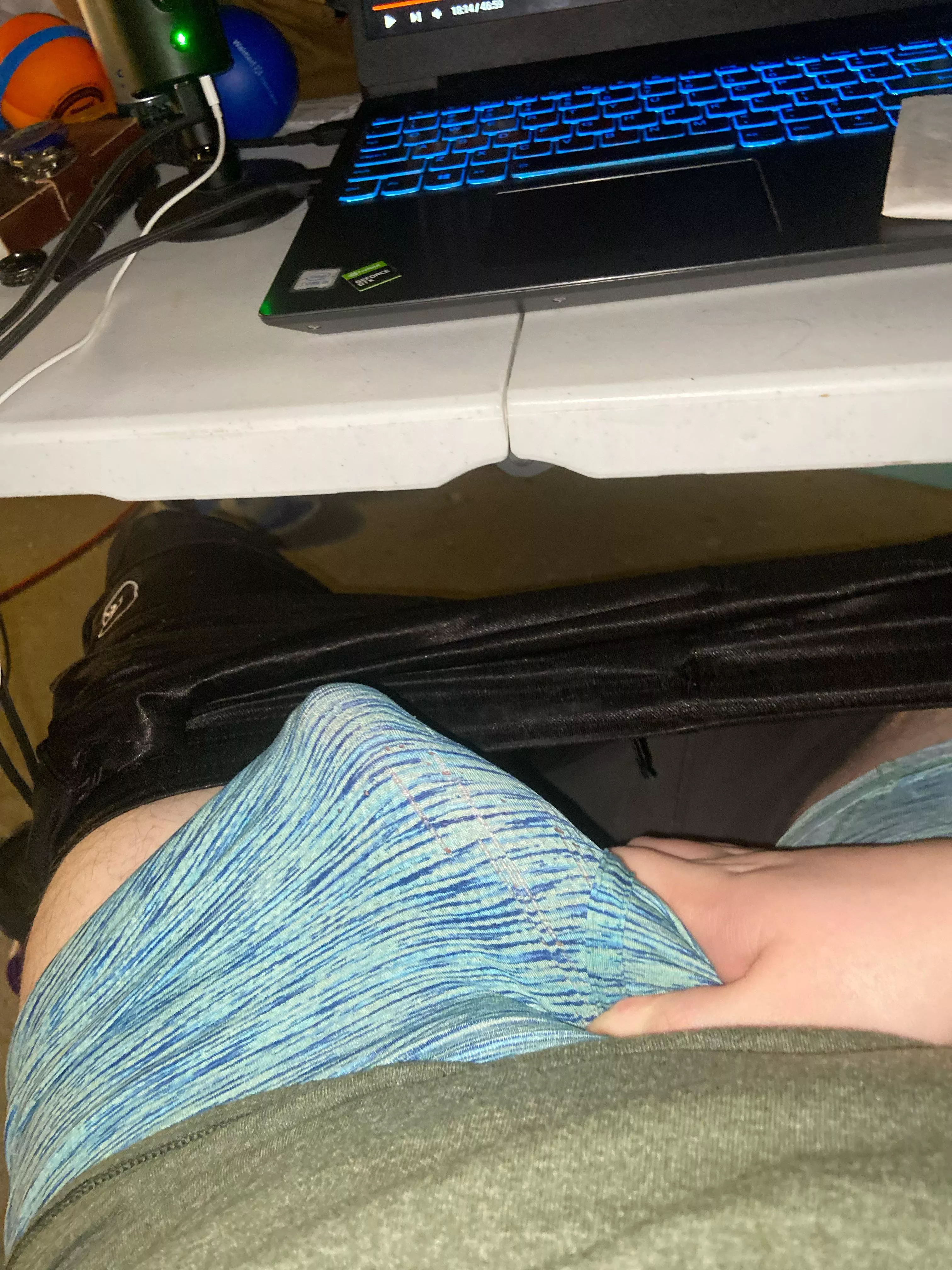 Want some dad bod gamer cock?