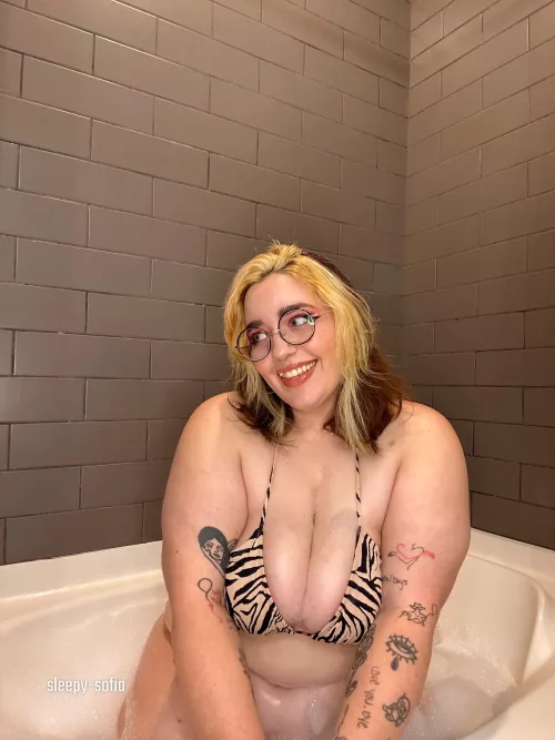 would you stare at my bikini cleavage if you saw me at the beach? 👀🙈